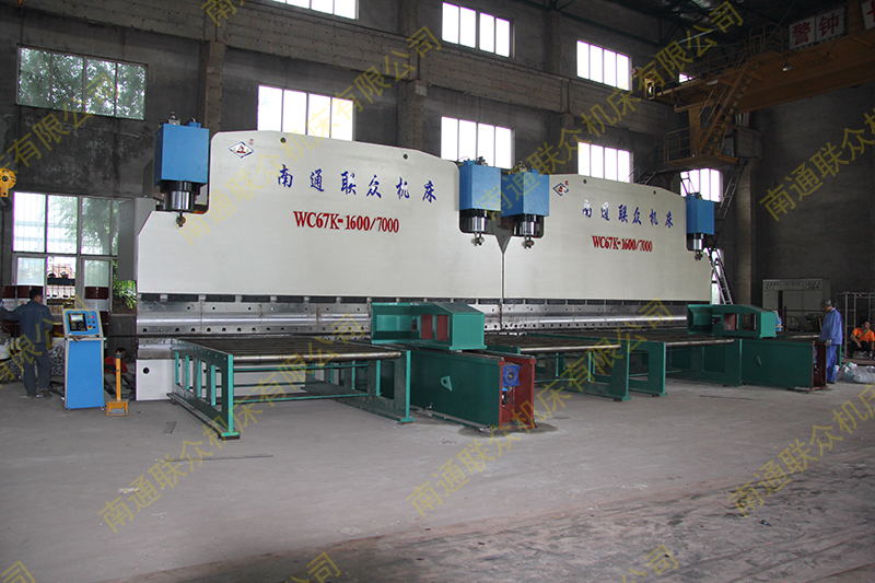 雙機(jī)聯(lián)動折彎機(jī)
